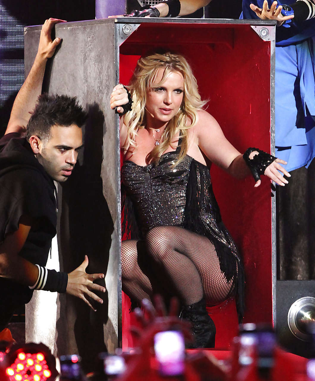 Britney spears in calze a rete e pantaloncini che allarga le gambe sul palco
 #75299120