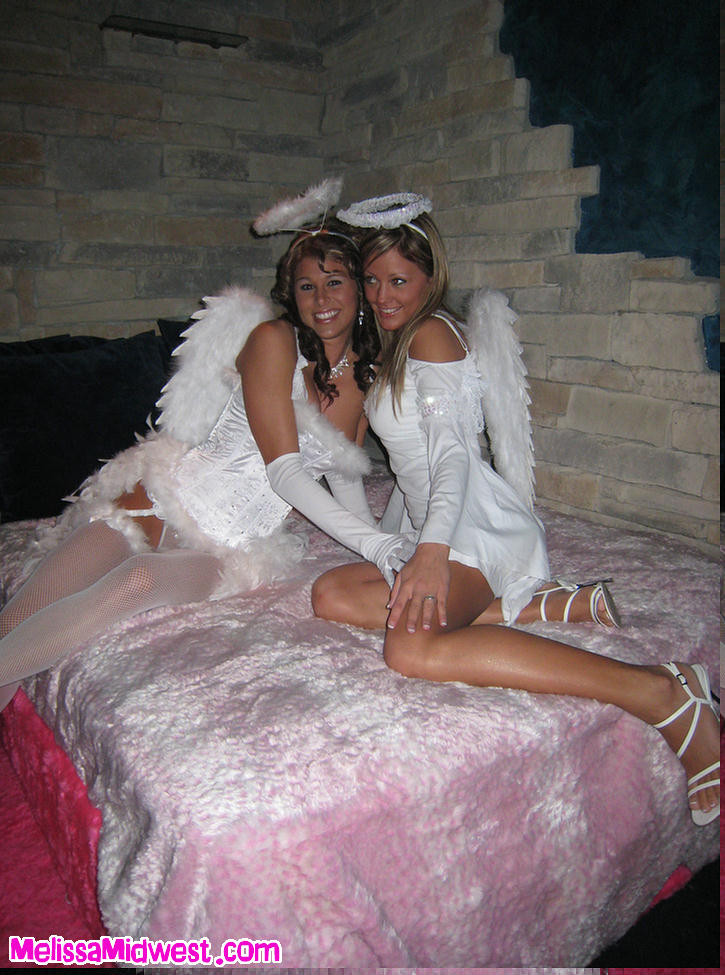 Melissa midwest party mit freunden in sexy halloween kostüm
 #67404268