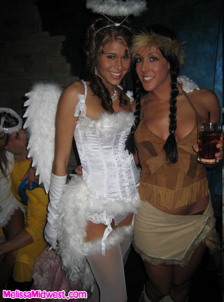 Melissa midwest party mit freunden in sexy halloween kostüm
 #67404286