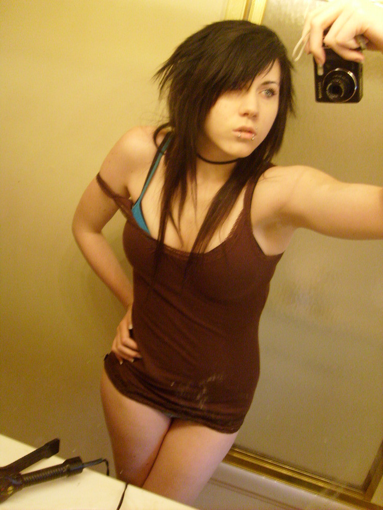Une copine emo sexy expose ses petits seins de jeune amateur qui s'exhibe.
 #68304662