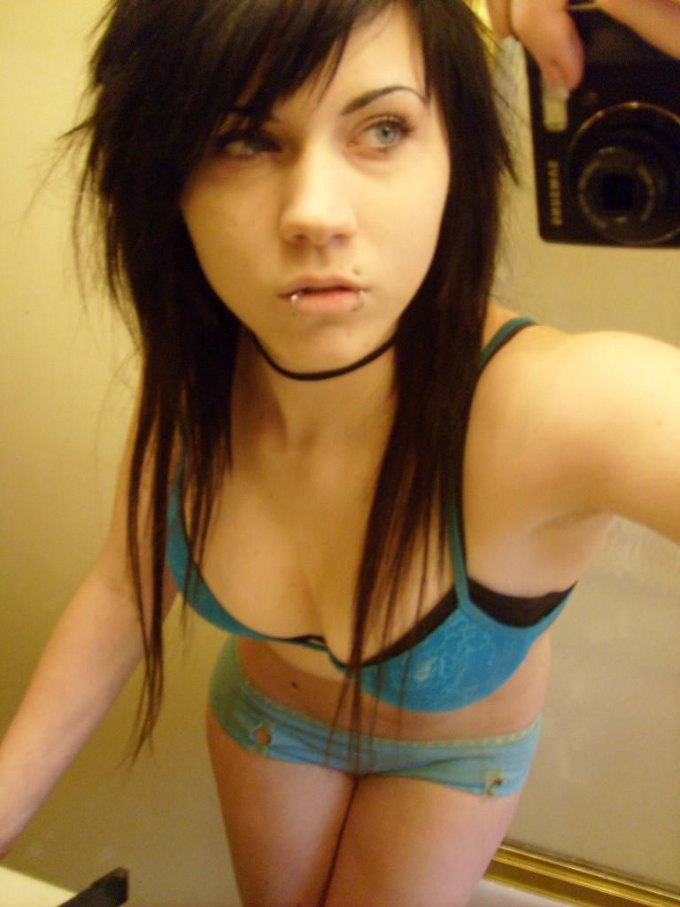 Une copine emo sexy expose ses petits seins de jeune amateur qui s'exhibe.
 #68304667