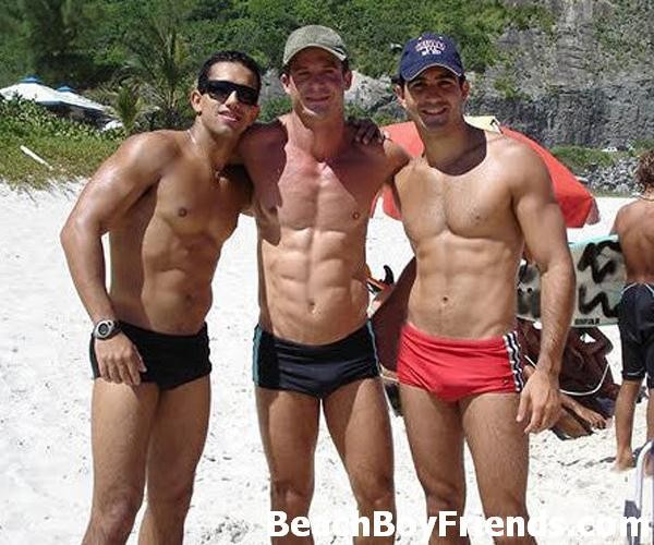 Sexy Amateur-Hunks posieren in ihren Badehosen am Strand
 #76946211