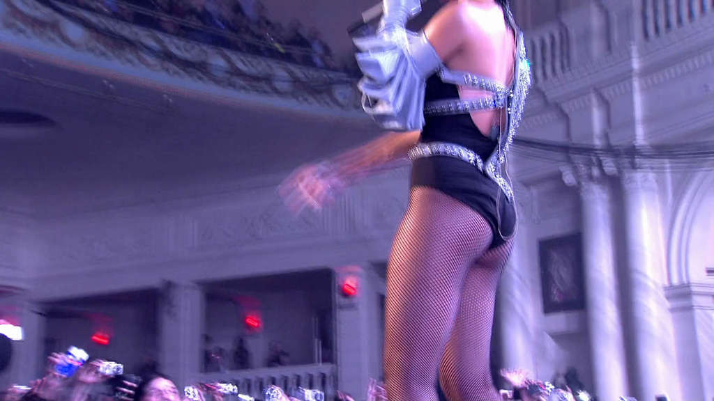 Rihanna mostrando su puto culo sexy y fantástico en el escenario
 #75368524