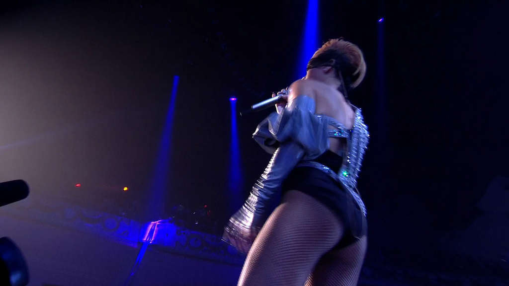Rihanna mostrando su puto culo sexy y fantástico en el escenario
 #75368533