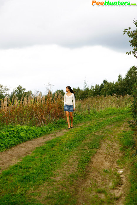 Süßes Brünette-Babe pisst im Sturm auf dem Feld
 #78692040