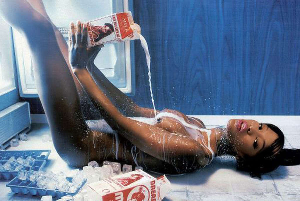 Naomi Campbell entblößt sexy nackten Körper und heißen Arsch auf der Bühne
 #75333434