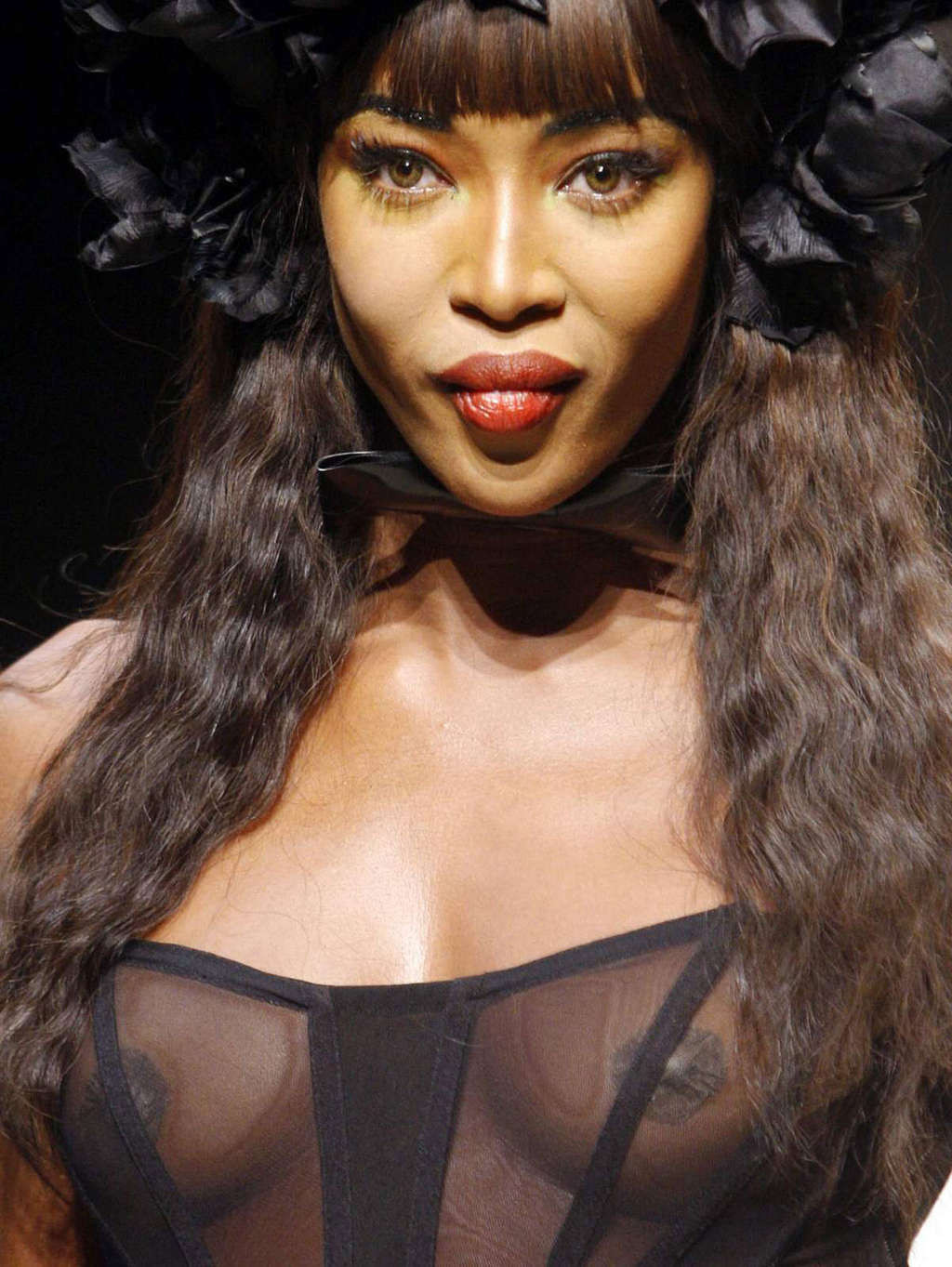 Naomi Campbell entblößt sexy nackten Körper und heißen Arsch auf der Bühne
 #75333458