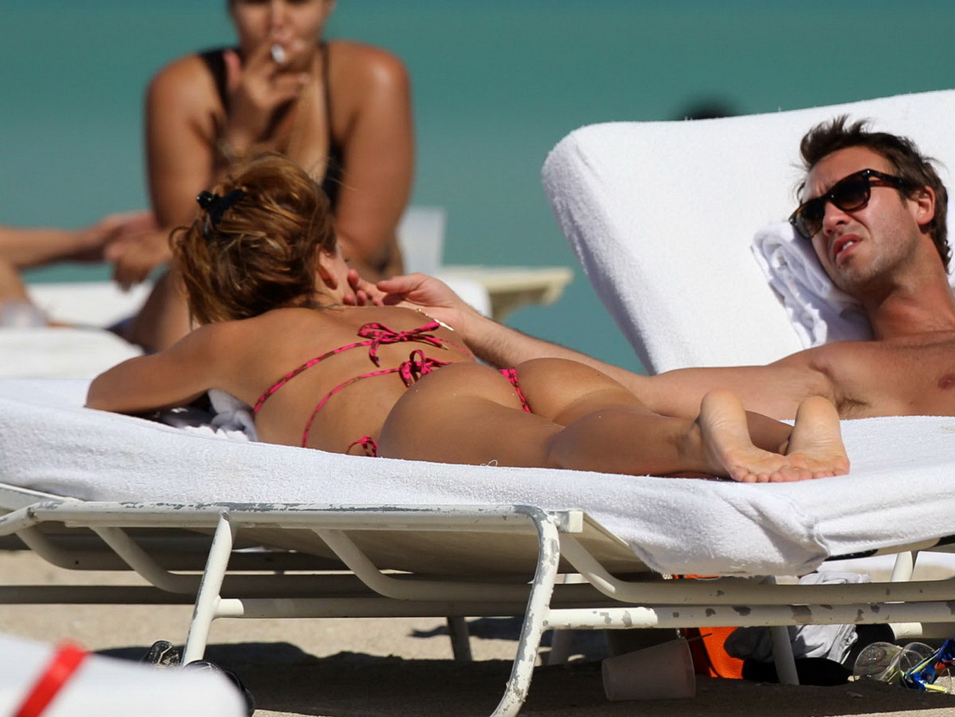 ジェシカ・シリオ、マイアミのビーチでホットなビキニ姿で乳首を見せる
 #75249586