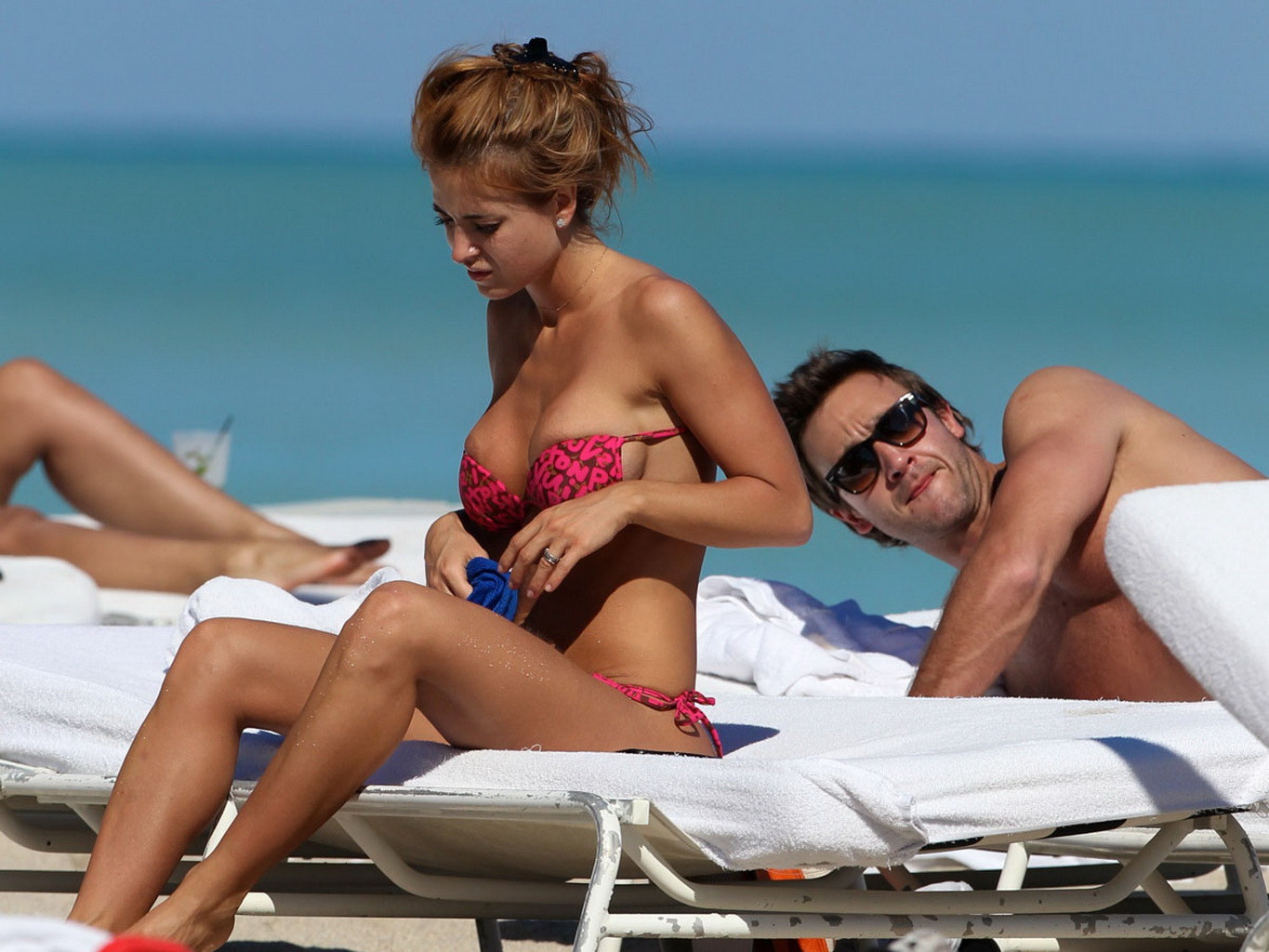 ジェシカ・シリオ、マイアミのビーチでホットなビキニ姿で乳首を見せる
 #75249590