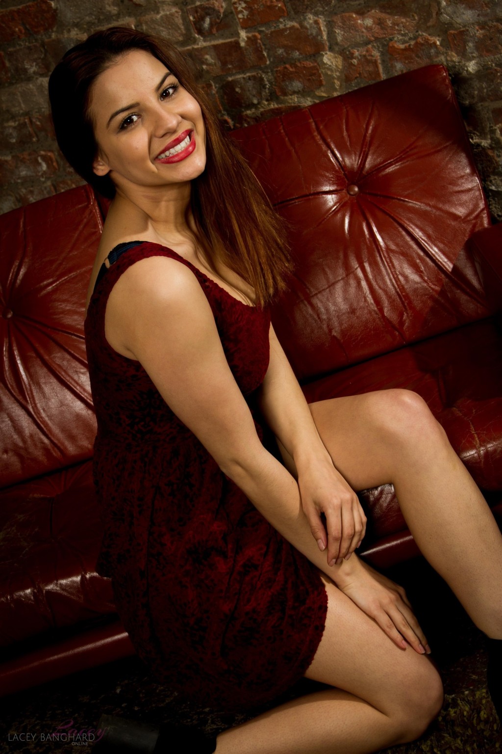 Vollbusige Schönheit Lacey posiert auf ihrem roten Ledersofa
 #72474002