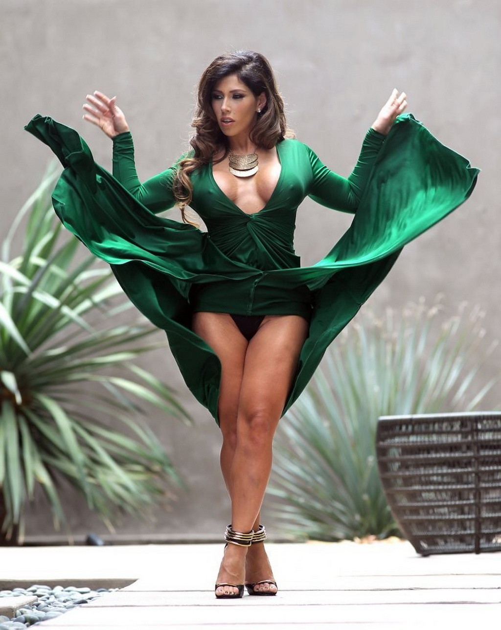 Carmen ortega en jupe haute et montrant un énorme décolleté dans une robe verte au photosho
 #75228778