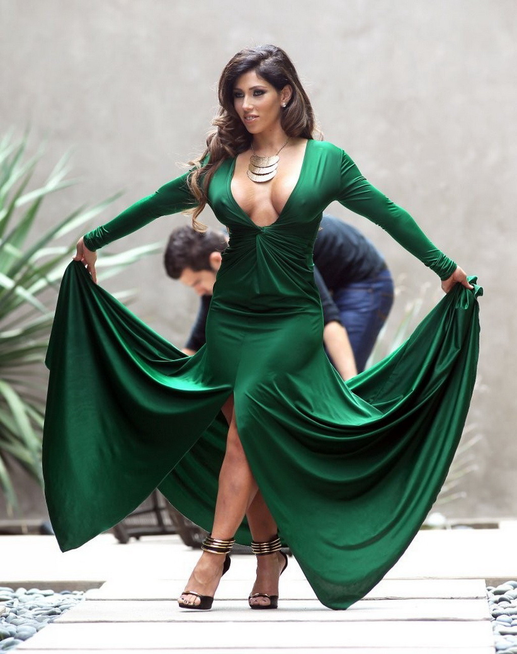 Carmen ortega en jupe haute et montrant un énorme décolleté dans une robe verte au photosho
 #75228824