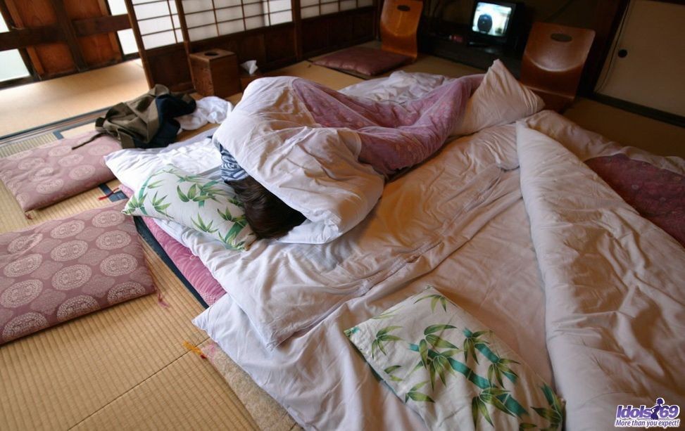 La encantadora japonesa akane sakura posa desnuda mostrando las tetas
 #69815398