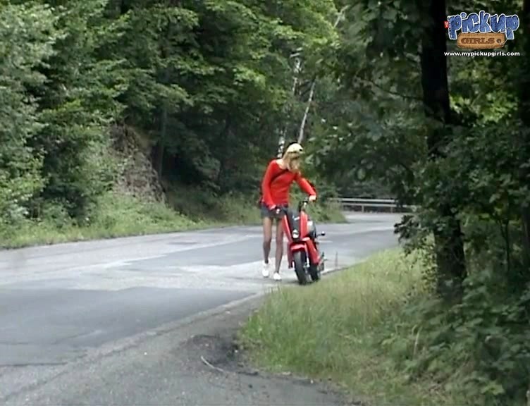 Das Mädchen hat ein Problem mit ihrem Fahrrad, aber nicht mit dem Ficken
 #74327590