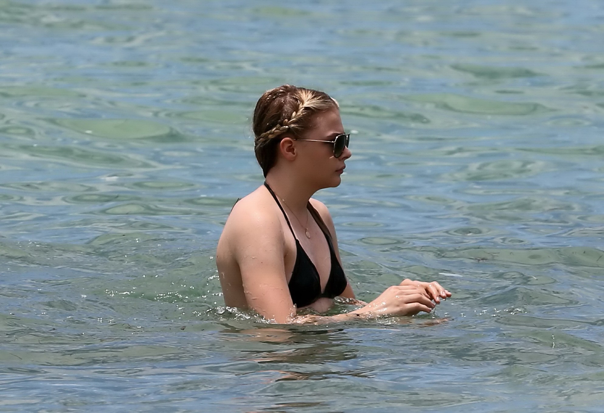Chloe moretz beccata in un minuscolo bikini nero in spiaggia a miami
 #75186641