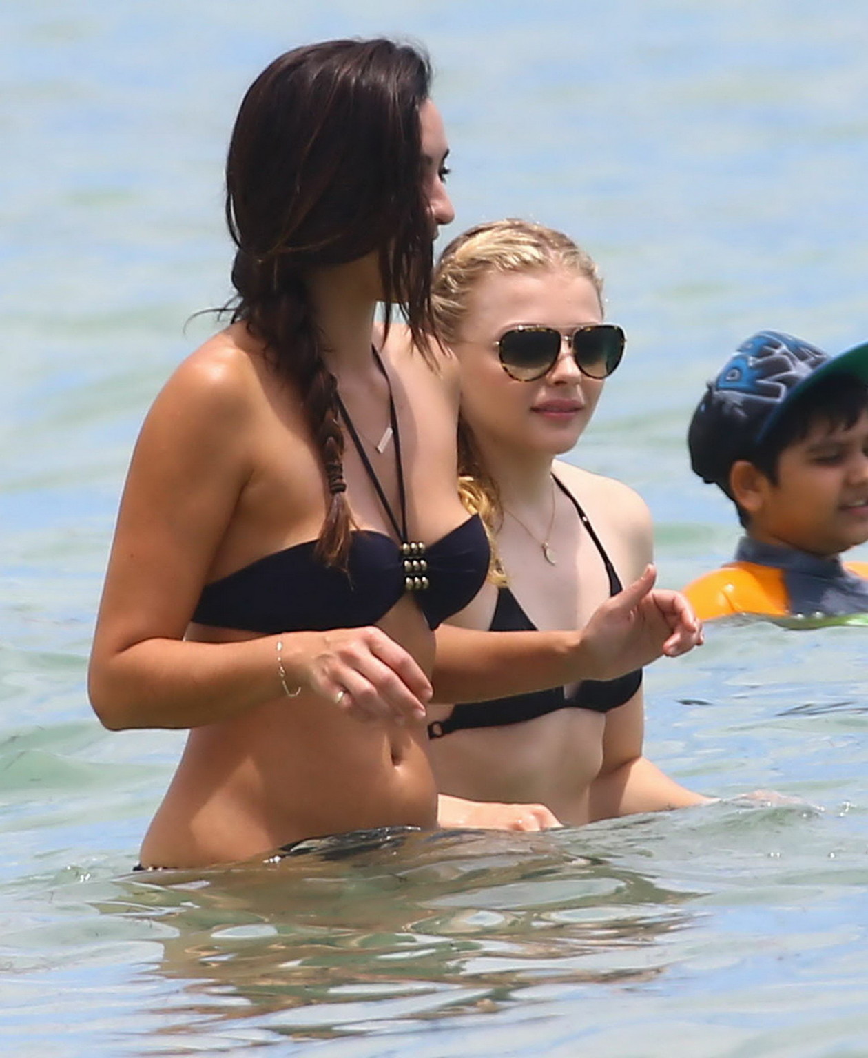 Chloe moretz erwischt in einem winzigen schwarzen bikini am strand in miami
 #75186655