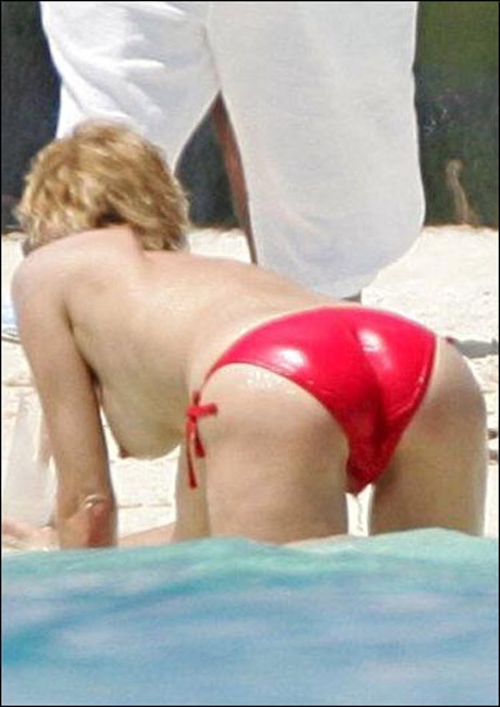 Sharon stone torride et sexy, seins nus sur la plage
 #75420906