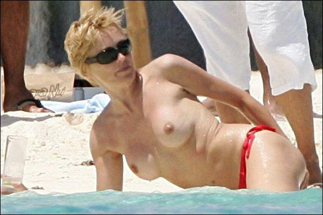 Sharon stone torride et sexy, seins nus sur la plage
 #75420911