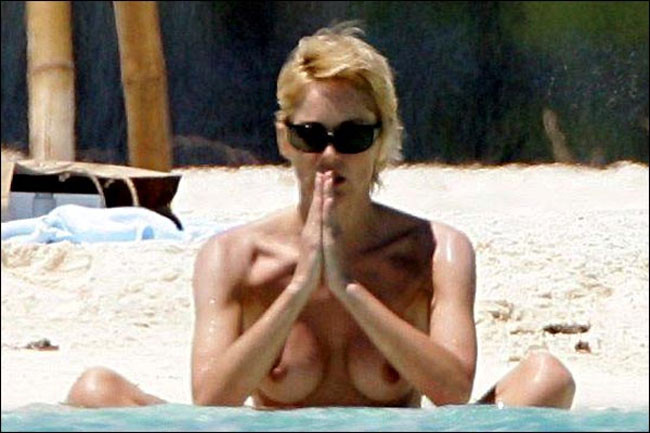 Sharon stone fumare caldo e sexy nudo topless sulla spiaggia
 #75420922