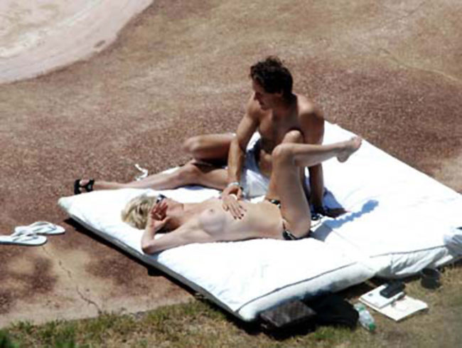 Sharon stone torride et sexy, seins nus sur la plage
 #75420960