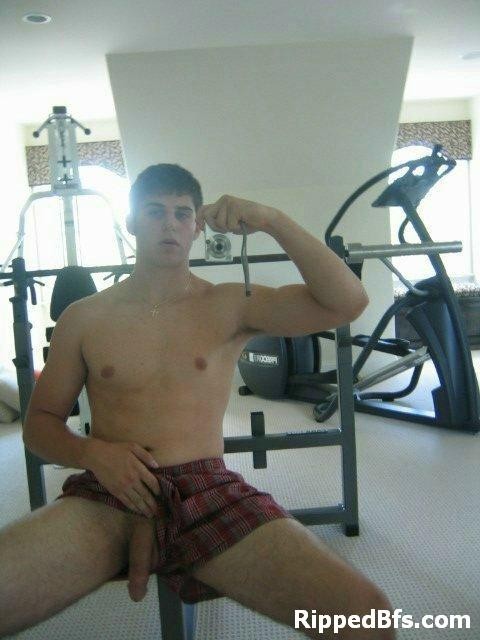 Un tío en topless flexionando sus músculos delanteros y traseros
 #76944580