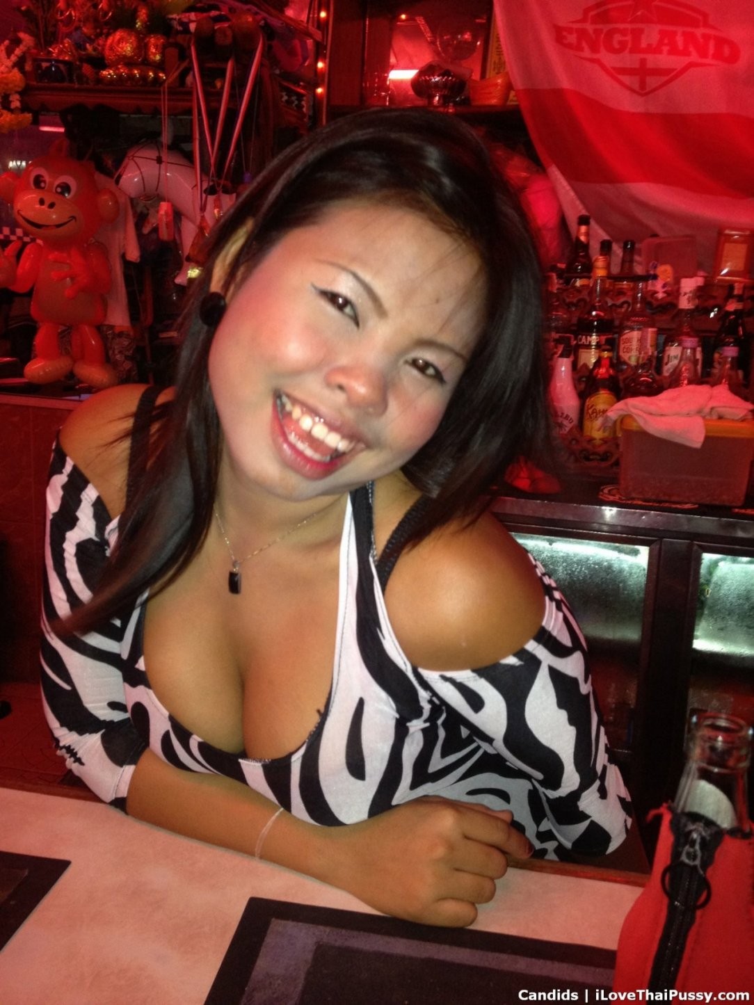 Une sale pute thaïlandaise baisée sans préservatif par un touriste sexuel une salope asiatique baisée
 #67938459