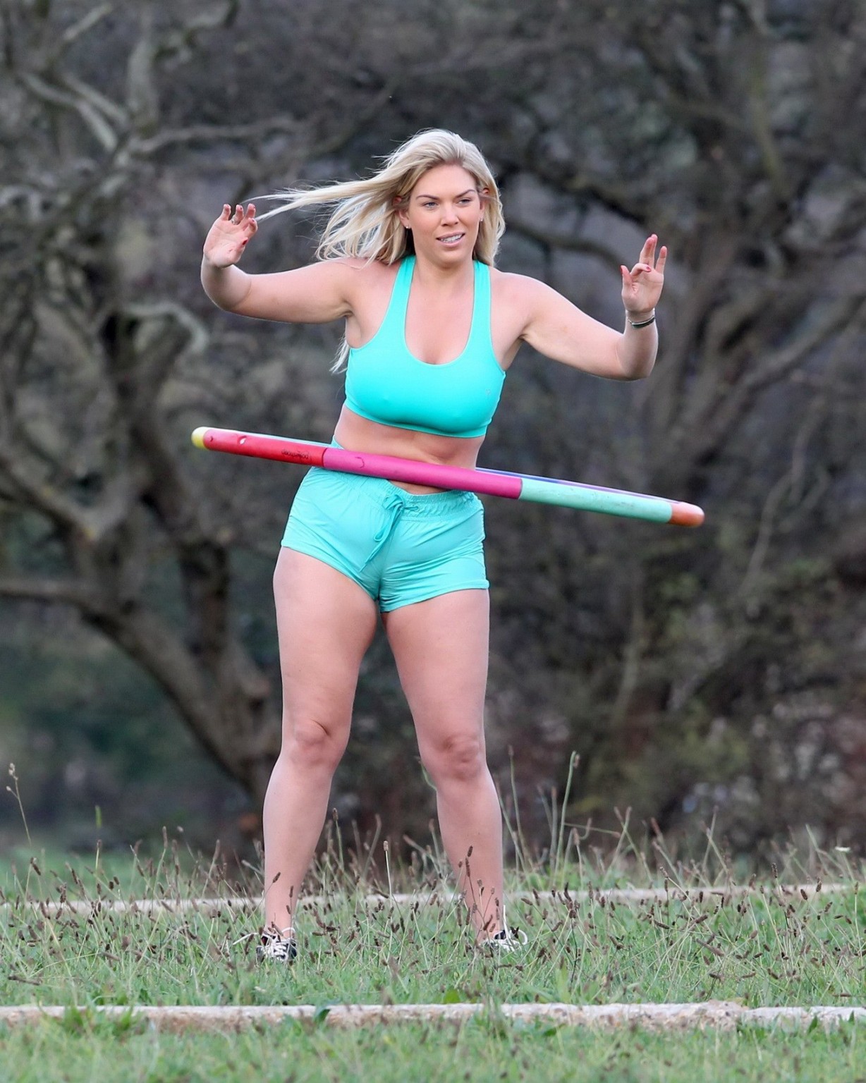 Frankie essex montre ses énormes seins et son cameltoe dans un soutien-gorge de sport bleu et un short.
 #75179671