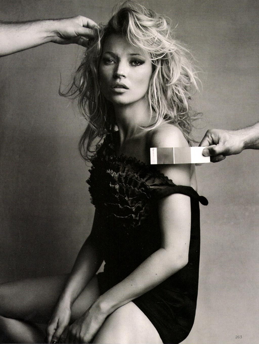 Kate moss seins nus dans le photoshoot de 'god save the queen'.
 #75321438