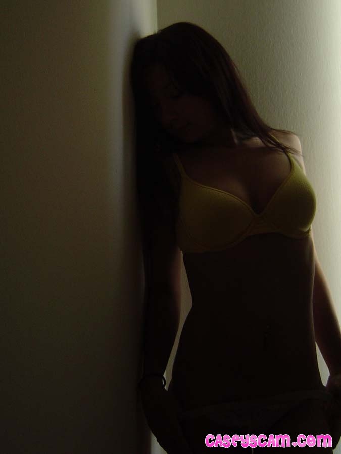 Una joven asiática tetona mostrando su sujetador amarillo
 #70008342