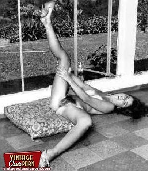 Desnudo retro hippie damas mostrando su coño peludo caliente
 #78477578
