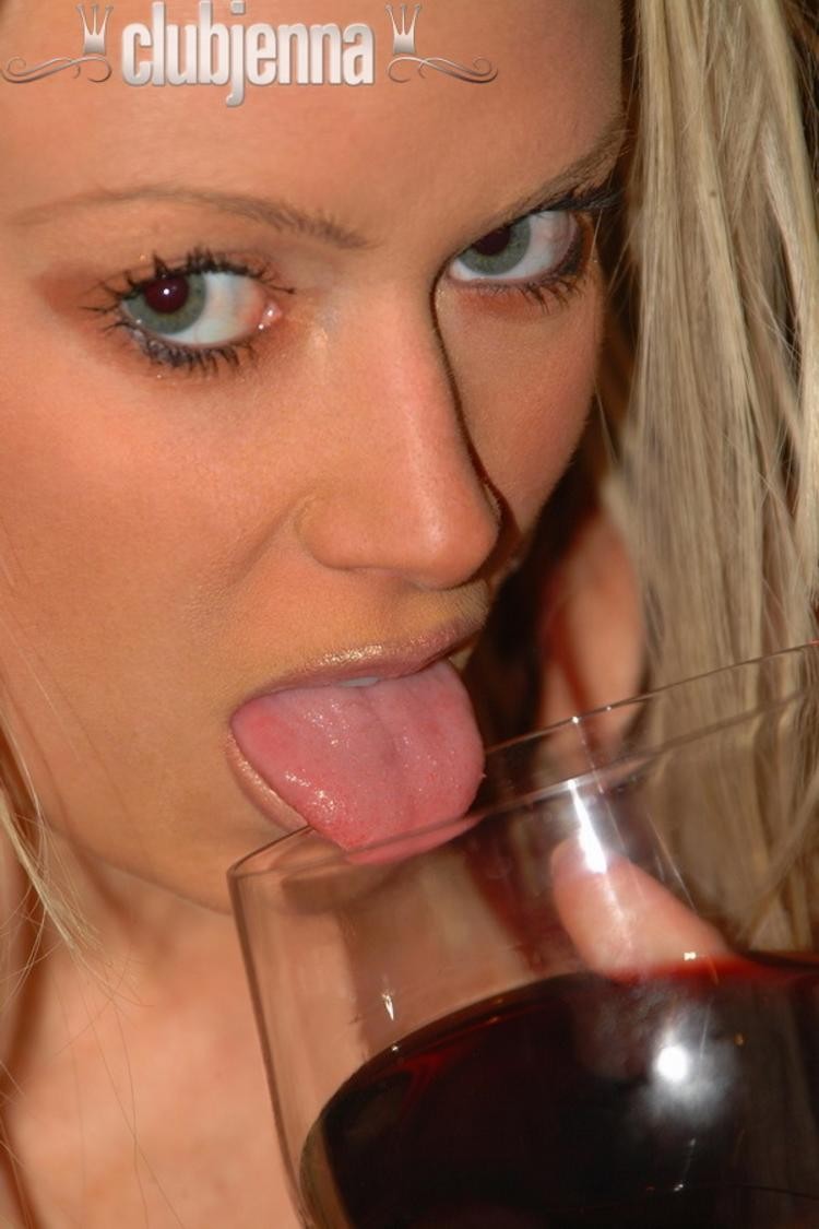 Jenna jameson genießt nackt einen Rotwein
 #73912146