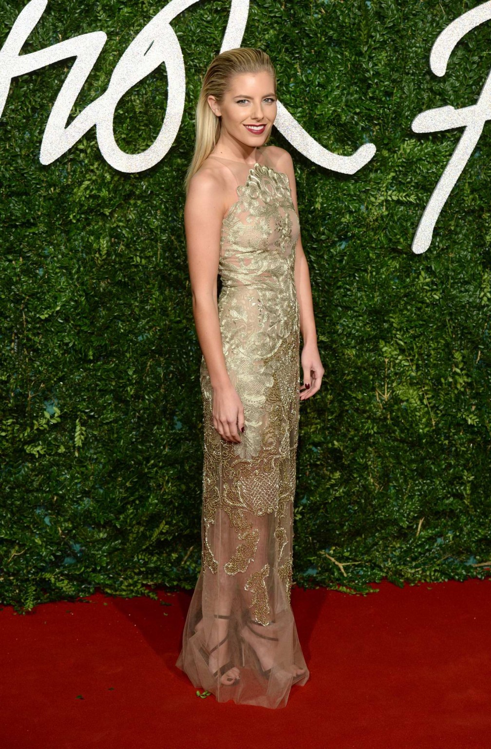 Mollie junge braless trägt ein teilweise durchsichtiges Kleid bei der britischen Modemesse
 #75177693