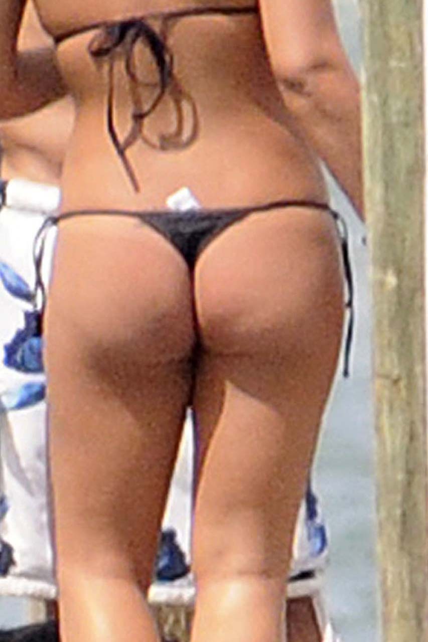 Brooke Hogan esponendo il suo corpo sexy e culo caldo in perizoma in piscina
 #75309457