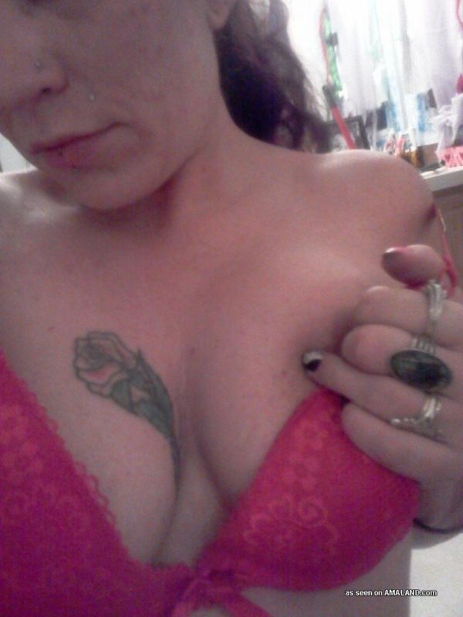 Une nana tatouée s'auto-fixe devant le miroir.
 #67643564