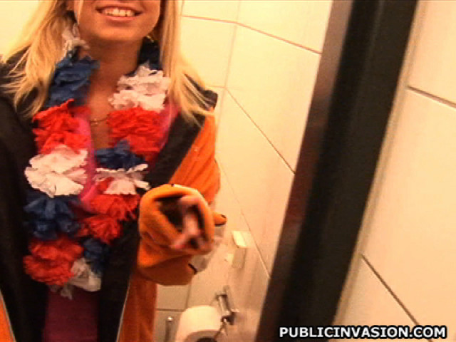 Nada como que un completo desconocido te la chupe en el baño
 #78572946