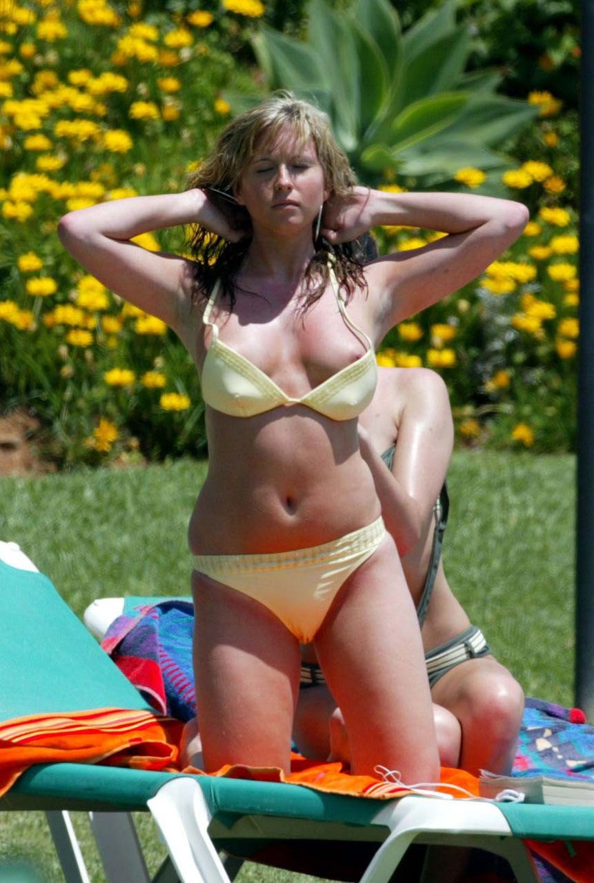 Brooke Kinsella esponendo la sua bella grande tetta topless foto paparazzi sulla spiaggia
 #75312677