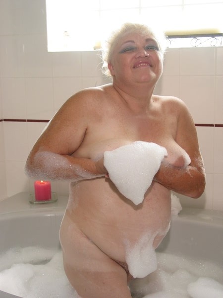 Nonna nella vasca da bagno
 #77256470