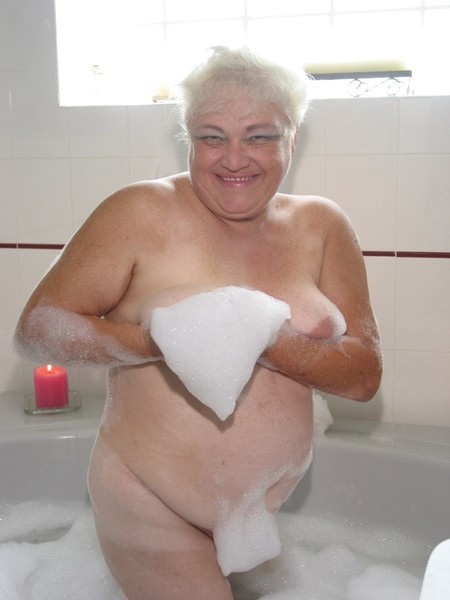 Oma in der Badewanne
 #77256477