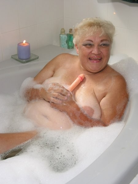 Oma in der Badewanne
 #77256495