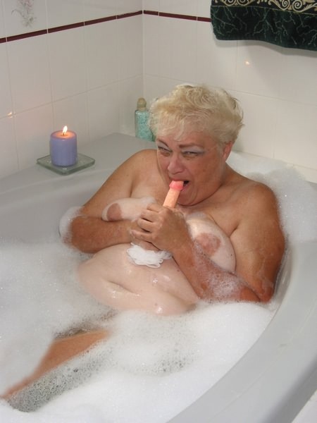 Oma in der Badewanne
 #77256512