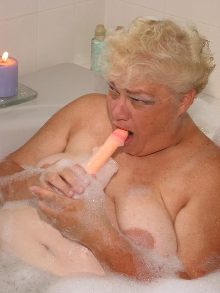 Oma in der Badewanne
 #77256518