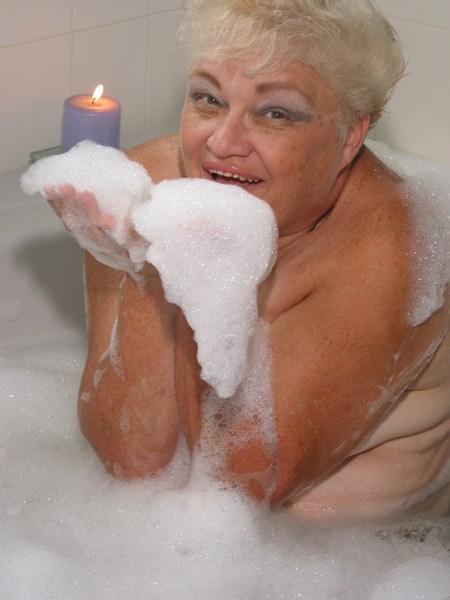 Oma in der Badewanne
 #77256529