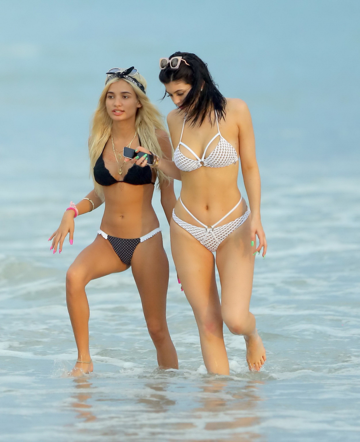 Kylie jenner、ビーチで穴あきビキニを着て大はしゃぎ
 #75154701