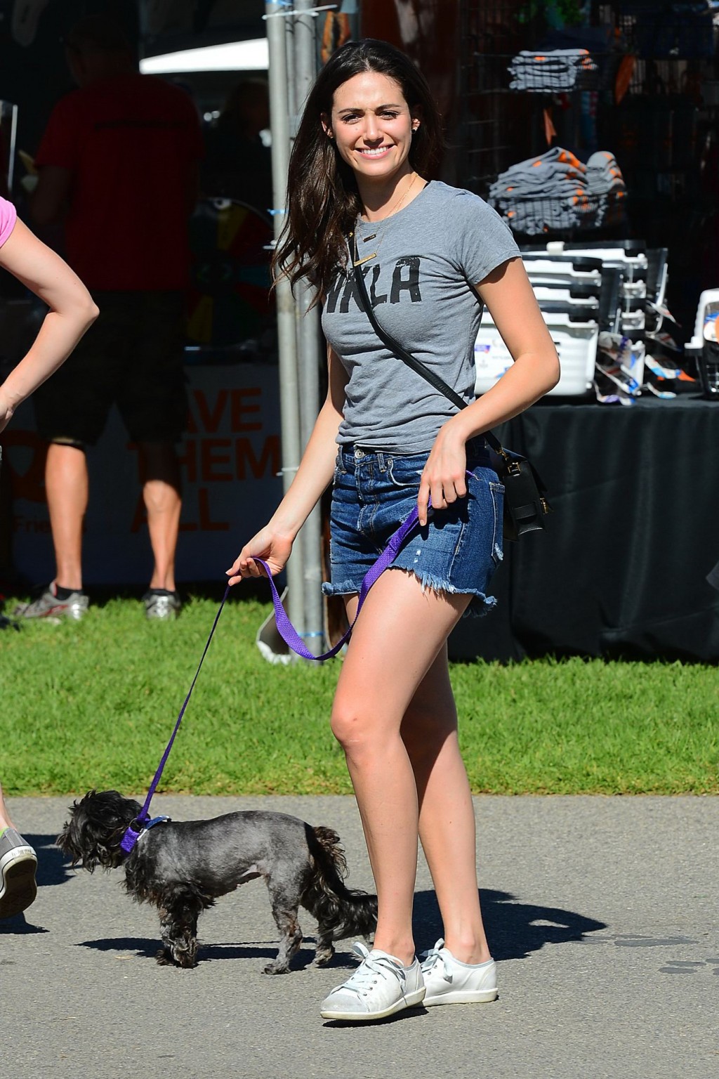 Emmy rossum pechugona y con piernas luciendo pantalón corto vaquero y top en el ev de adopción de nkla
 #75181286