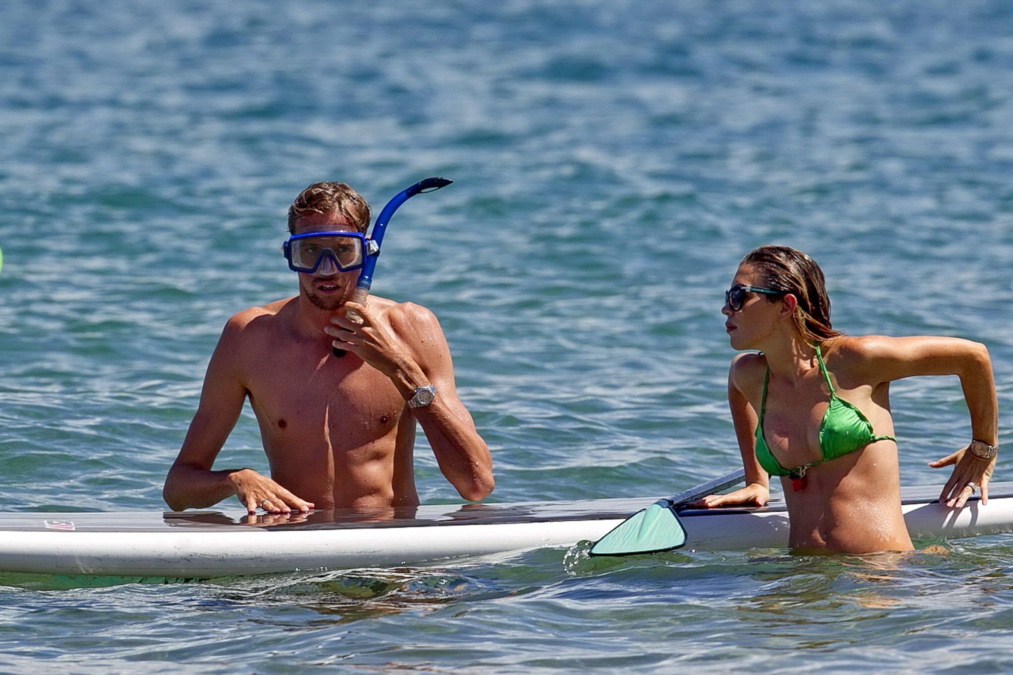 Abigail clancy mostrando su cuerpo en bikini mientras hace paddleboarding en un be hawaiano
 #75194328
