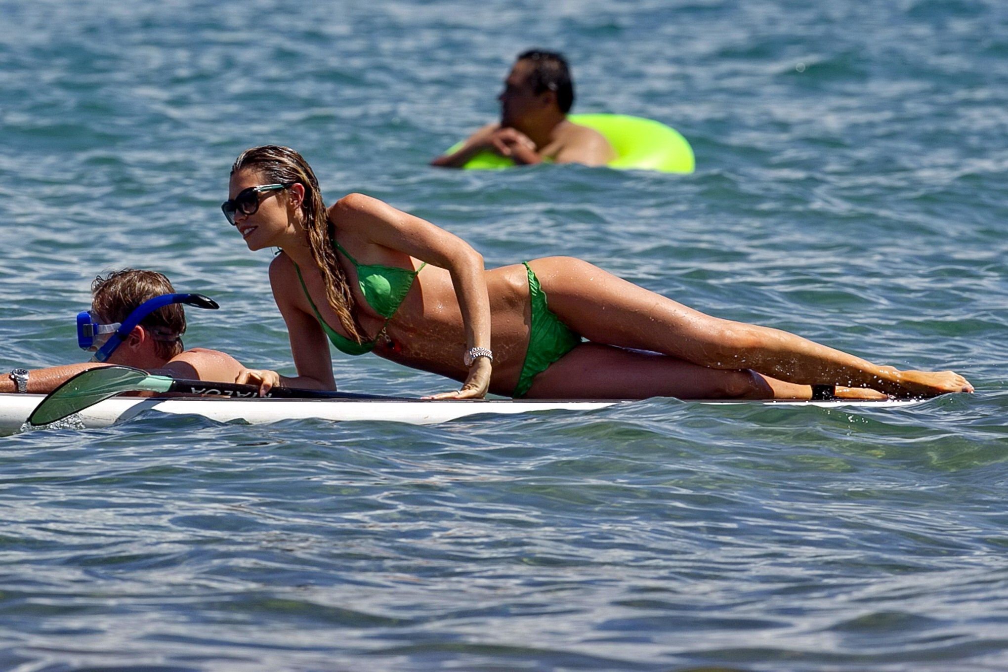 Abigail Clancy exhibe son corps en bikini en faisant du paddleboard sur une plage hawaïenne.
 #75194342