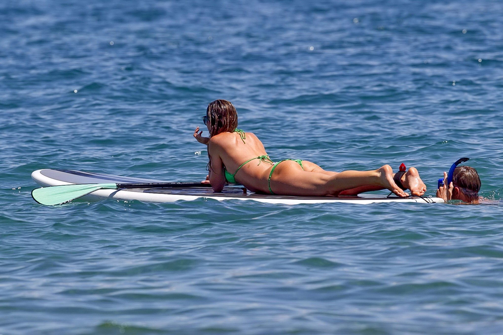 Abigail clancy che mostra il suo corpo bikini mentre paddleboarding su un hawaiano essere #75194349