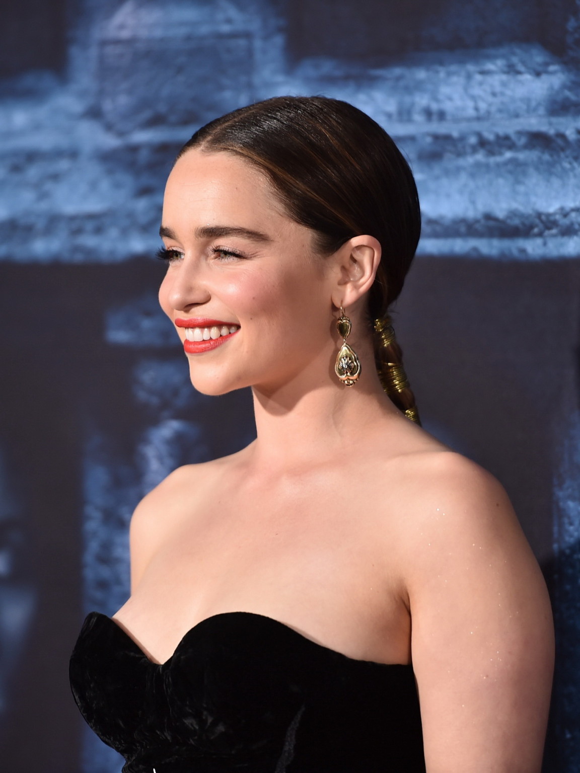 Emilia Clarke shows off her big boobs in a strapless dress #75143795