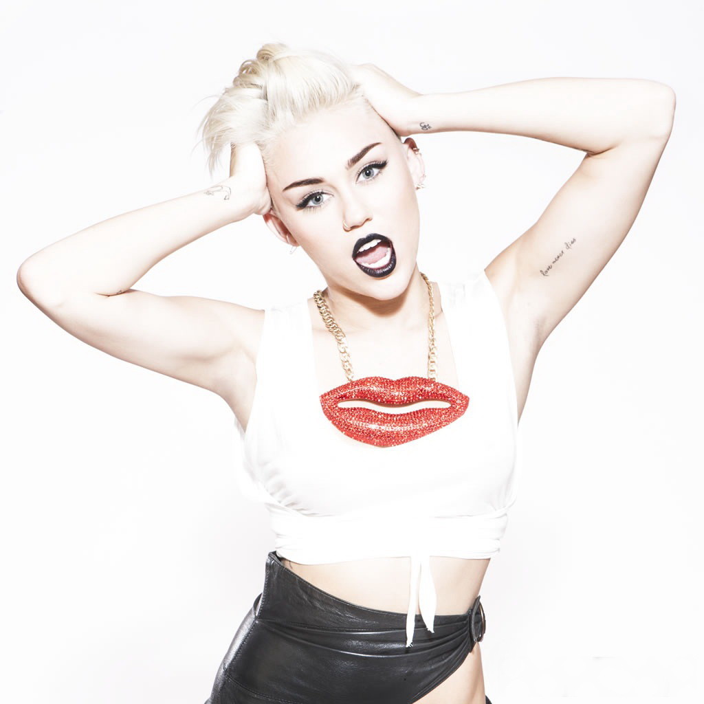 Miley Cyrus splendida a qualche lingerie e photoshoot casuale per il suo sito web
 #75253102