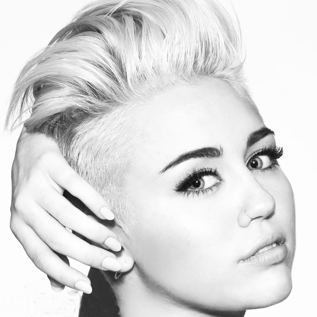 Miley Cyrus splendida a qualche lingerie e photoshoot casuale per il suo sito web
 #75253119